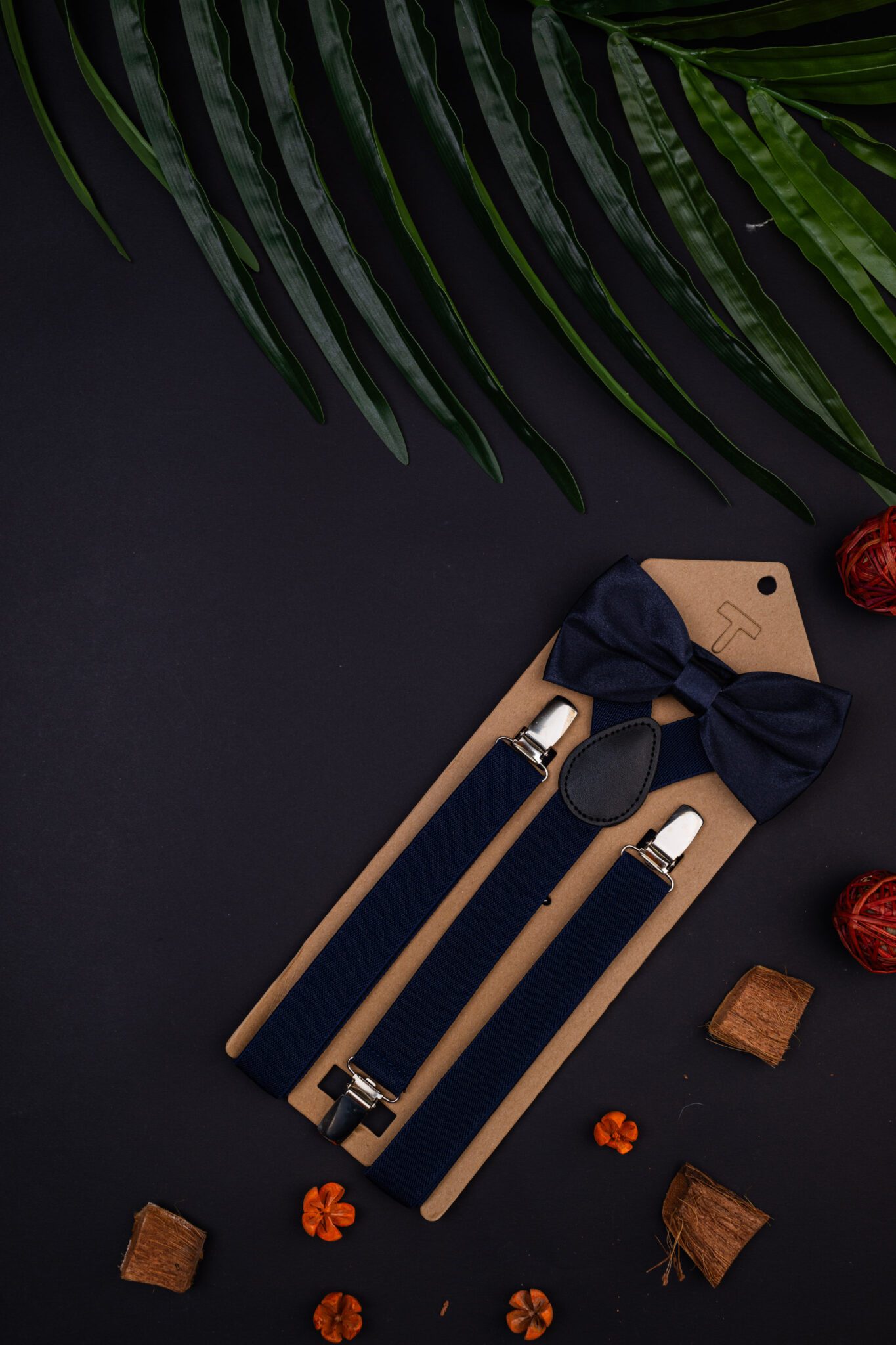 Sötétkék Nadrágtartó Csokornyakkendővel