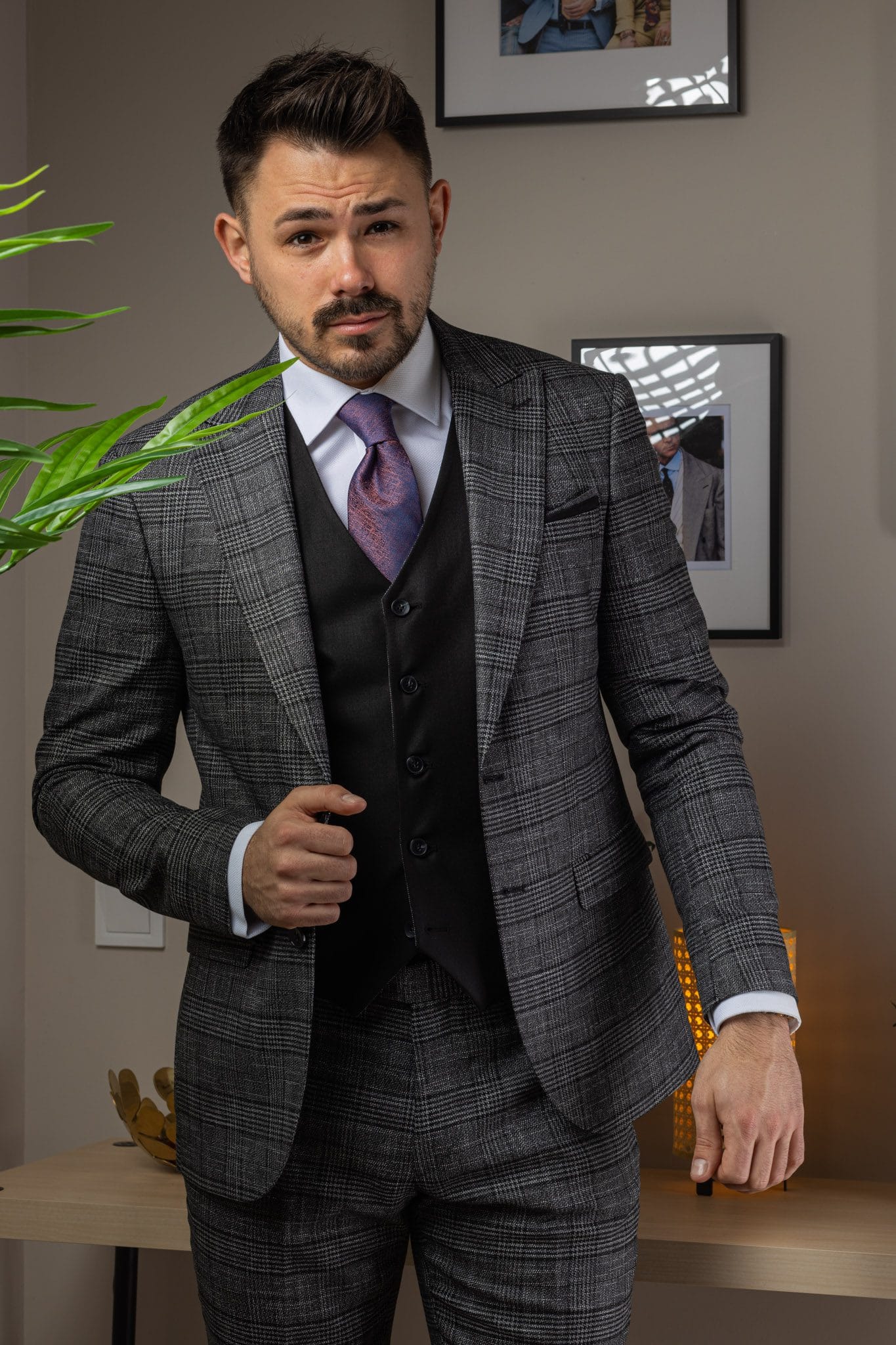 Szürke Kockás Háromrészes Öltöny Szürke Kockás Háromrészes Öltöny