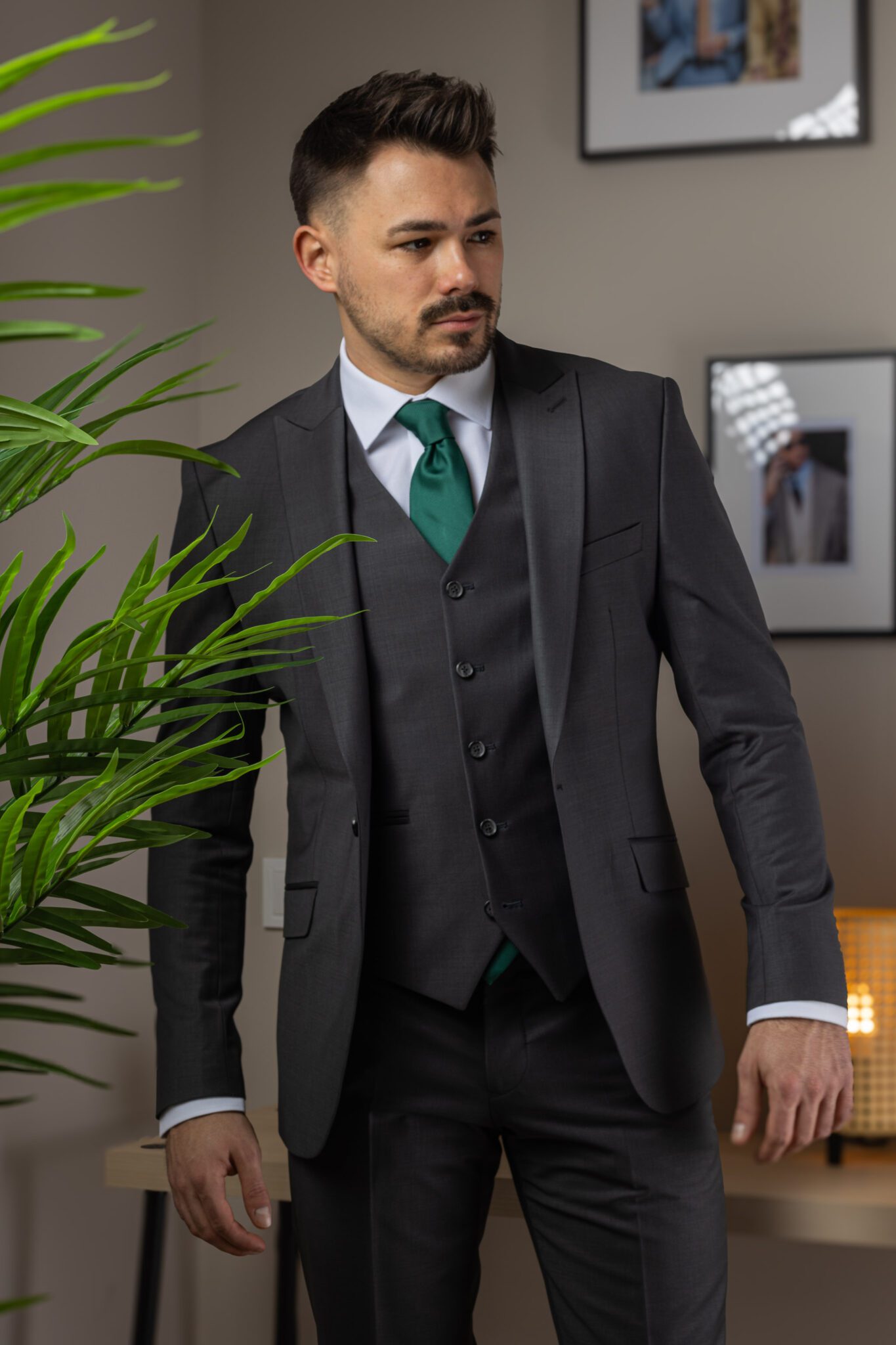 Szürke Gyapjú Háromrészes Öltöny Szürke Gyapjú Háromrészes Öltöny