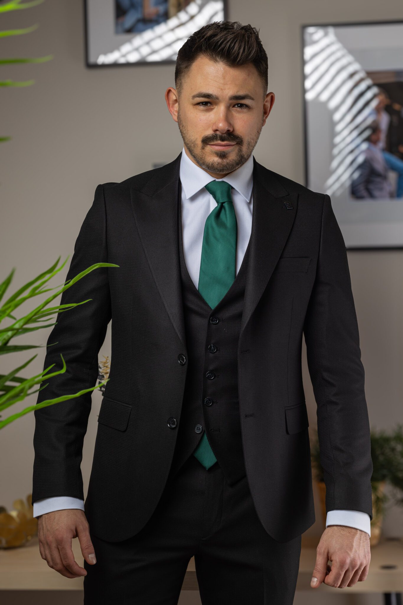 Fekete Apró Kockás Háromrészes Öltöny Fekete Apró Kockás Háromrészes Öltöny