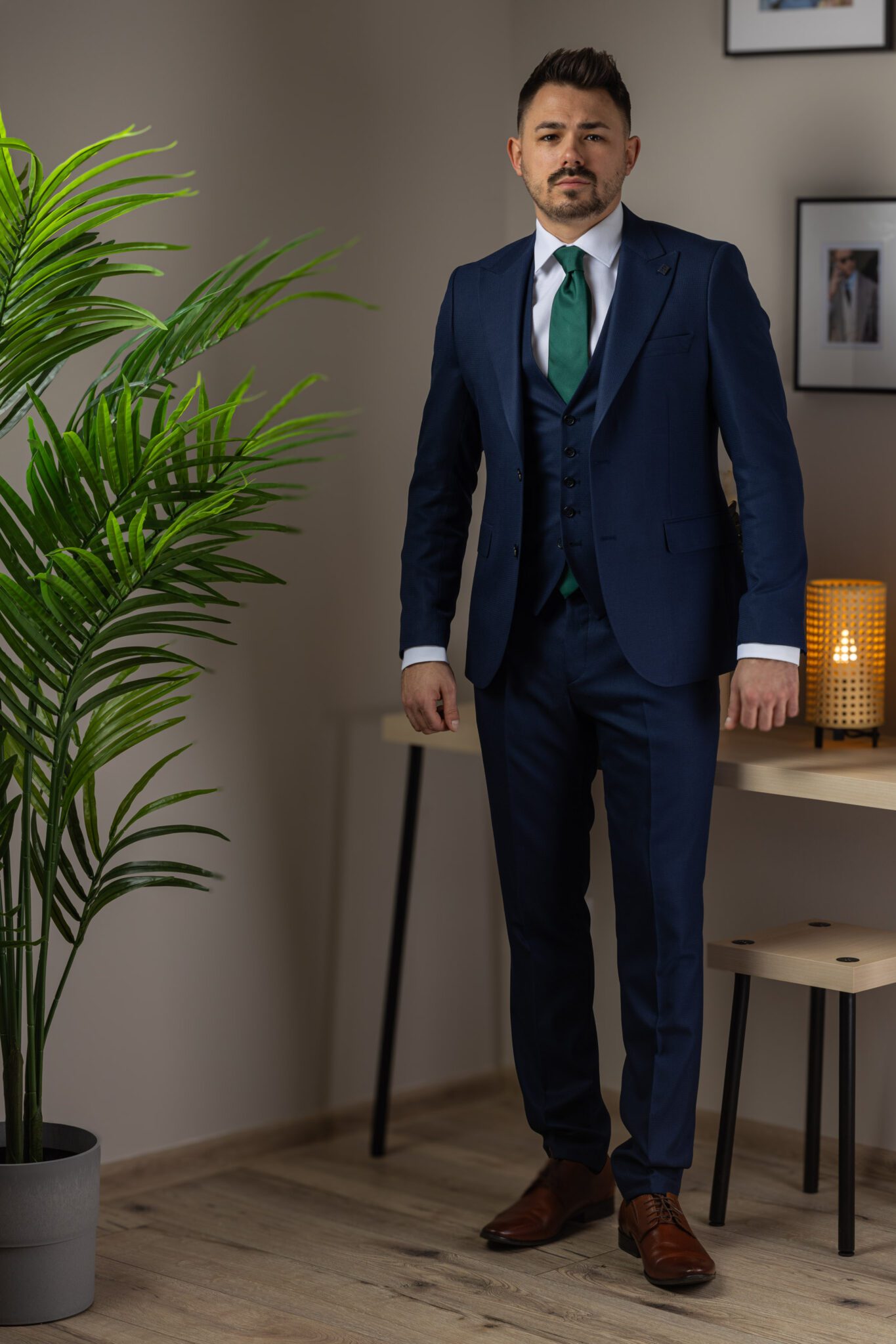 Sötétkék Apró Kockás Háromrészes Öltöny Sötétkék Apró Kockás Háromrészes Öltöny