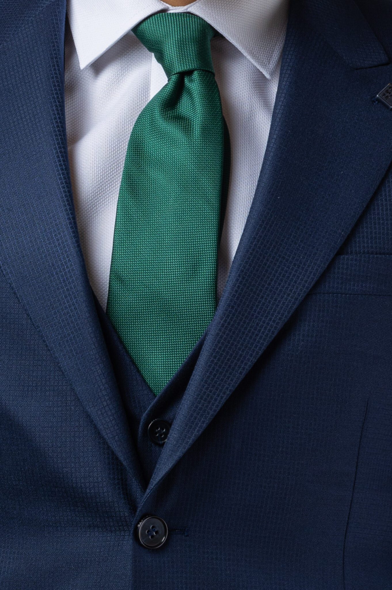 Sötétkék Apró Kockás Háromrészes Öltöny Sötétkék Apró Kockás Háromrészes Öltöny