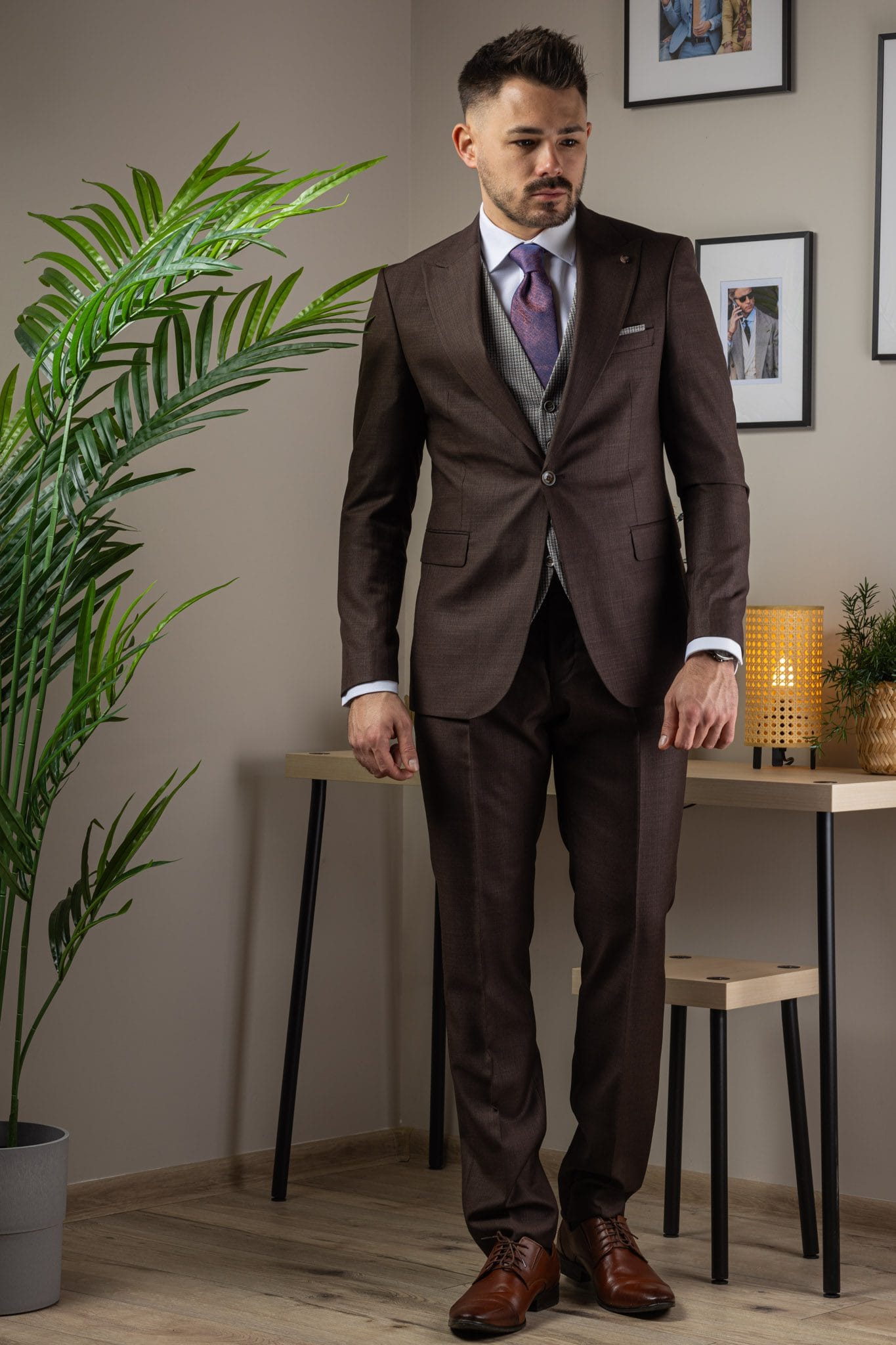 Gesztenyebarna Háromrészes Slim Öltöny Gesztenyebarna Háromrészes Slim Öltöny