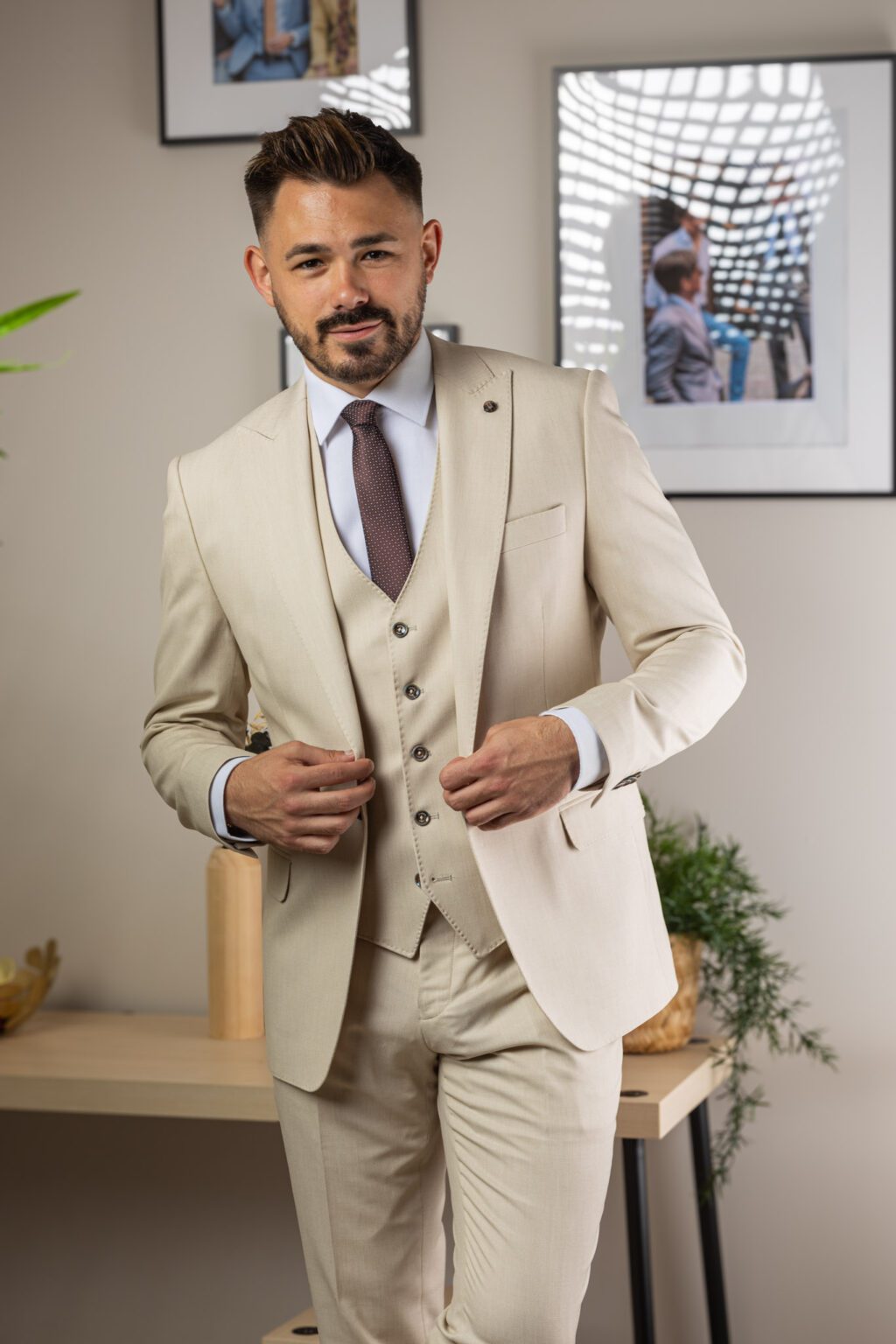 Világos Beige Háromrészes Slim Öltöny