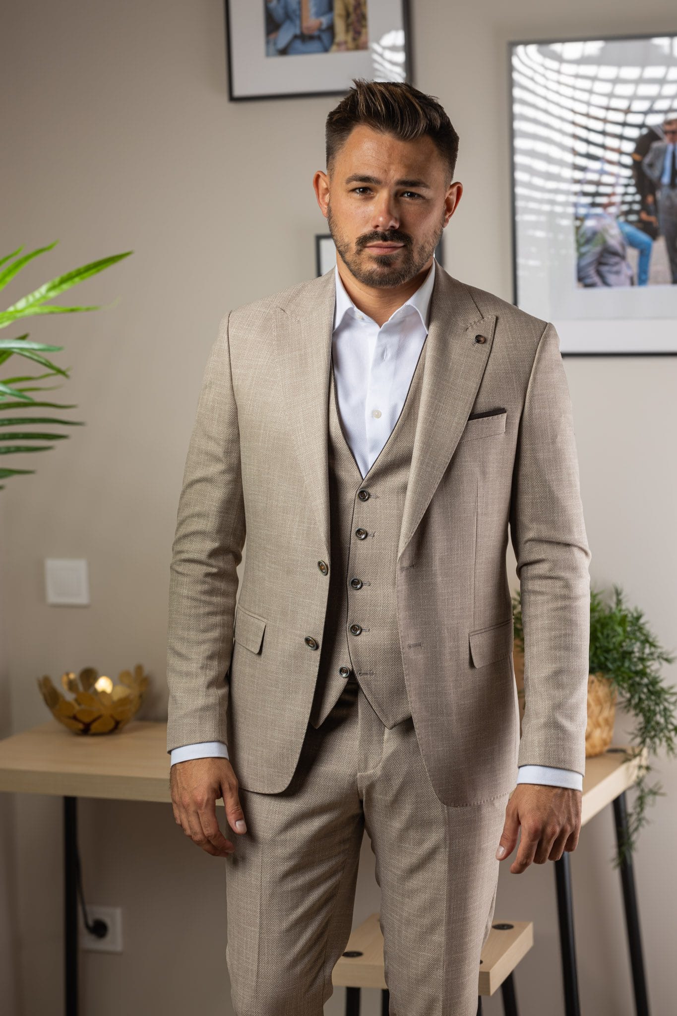 Beige Halszálkás Háromrészes Slim Öltöny Beige Halszálkás Háromrészes Slim Öltöny