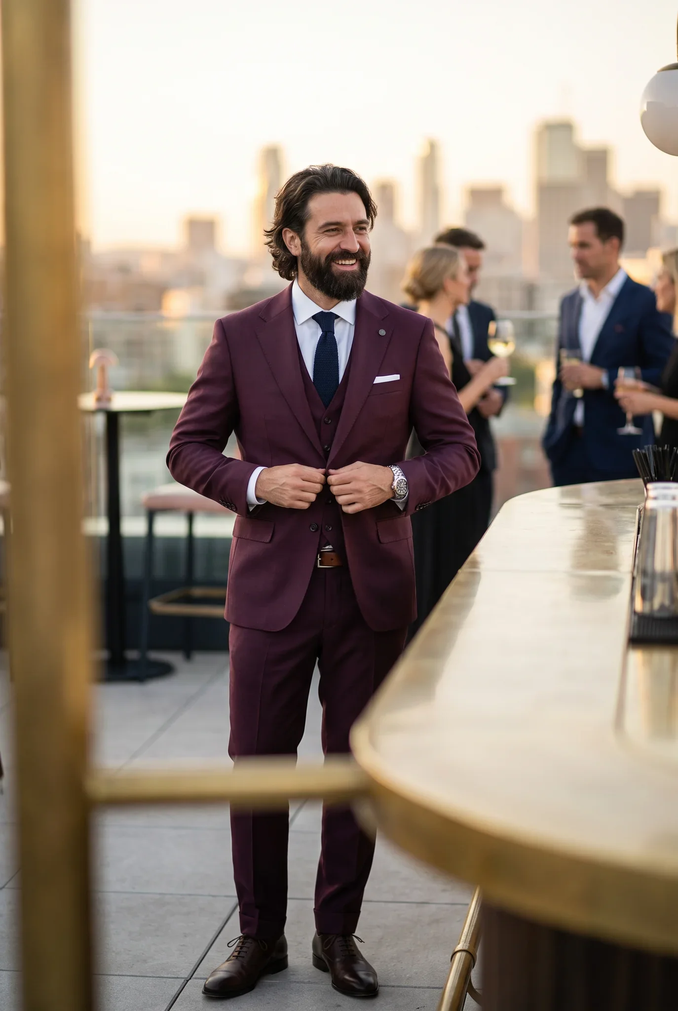 Bordó háromrészes slim fit öltöny peak-gallérral