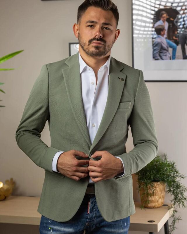 Srácok! 🚀 Ha nem hordtok egy ilyen ütős sportzakót, akkor miről beszélünk?! Nézzétek meg a letisztult vonalakat, és azt, ahogy ez a zöld árnyalat feltűnik! Tökéletes egy laza üzleti találkozóra, ahol azt akarod sugallni, hogy te irányítasz, de nem akarod túltolni egy teljes öltönnyel. Dobd fel egy egyszerű, fehér inggel – tiszta, letisztult – és bum, készen is vagy! Párosítsd egy laza chino nadrággal, hogy meglegyen az a stílus, ami azt üzeni: ‘Laza vagyok, de haladok a dolgokkal.’ 😎

Vedd fel brancsra, networking eseményre, vagy akár randira – garantáltan figyelemfelkeltő lesz. Higgy nekem! Kezeld úgy a ruhatáradat, mint az üzletedet: mindig SZINTET LÉPNI! 💥👊 

https://elitedivat.hu/termek/zoldalma-slim-fit-sportzako/

#HustlerStílus #SmartCasual #TeVagyAFőnök”