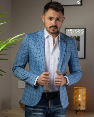 🔥🔥 OK, FIGYELJETEK! 🔥🔥

Ez a KÉK KOCKÁS ZAKÓ az, ami hiányzott a gardróbodból. Elegáns, mégis vagány. Stílusos, mégis laza. Ebben a darabban nemcsak megjelensz, hanem MEGÉRKEZEL! 💥

Hogyan kombináld?
👉 Felső: Egy letisztult fehér inggel, mint ahogy itt is látjátok. Ez a klasszikus párosítás garantáltan ütős. Ha lazább vibe-ra mész, egy sima fehér póló is tökéletes lehet.
👉 Nadrág: Slim-fit farmer vagy chinos nadrág. A képen látható koptatott farmer például egy kicsit casual vonalat visz az outfitbe.
👉 Kiegészítők: Egy stílusos karóra, pár minimal karkötő, és kész is vagy.

Színek, amik passzolnak hozzá:
✅ Fehér
✅ Fekete
✅ Világoskék
✅ Sötétkék
✅ Bézs

🎯 Ez a zakó olyan színes egyéniségeknek készült, akik imádják az egyedi megjelenést. Ha igazán ki akarsz tűnni, dobd fel egy élénk zsebkendővel vagy egy vintage mintás nyakkendővel.

‼️ Most érkezett egy NAGYOBB SZÁLLÍTMÁNY belőle, és az ára mindössze 38.990 Ft! ‼️ Szóval, ha azt akarod, hogy legyen egy ilyen darabod, ne várj sokáig, mert a legjobb méretek gyorsan elfogynak. 🚀

#Divat #Stílus #Zakó #Elegancia #FérfiDivat #OutfitÖtletek #MagyarDivat #Vásárlás
